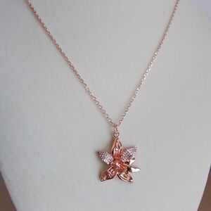 Elegant Rose Gold Flower Pendant Necklace